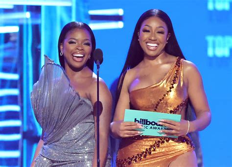 City Girls JT wardrobe malfunction at Billboard Music Awards。